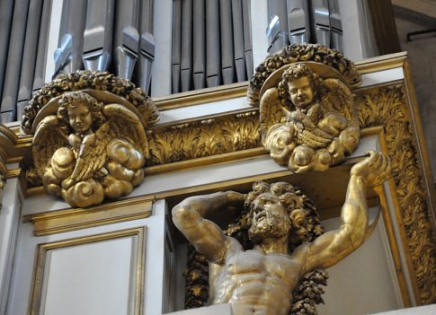 Atlante et chérubins dans le buffet de l'orgue de tribune