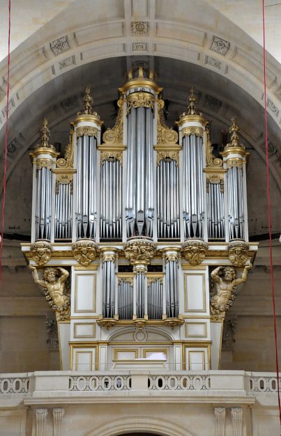 L'orgue de tribune et son remarquable buffet L'orgue de tribune et son remarquable buffet