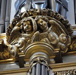 Deux chérubins dans un médaillon du buffet de l'orgue