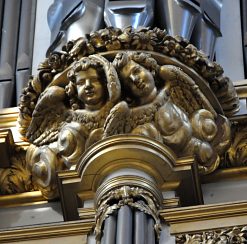 Deux chérubins dans un médaillon du buffet de l'orgue Deux chérubins dans un médaillon du buffet de l'orgue