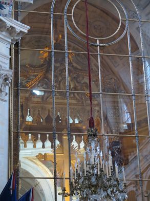 Au travers de la verrière on aperçoit le tombeau de Napoléon Ier Au travers de la verrière on aperçoit le tombeau de Napoléon Ier
