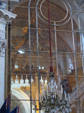 Au travers de la verrière on aperçoit le tombeau de Napoléon Ier