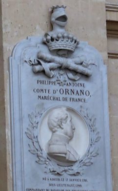 Plaque dédiée au comte d'Ornano, partiel Plaque dédiée au comte d'Ornano, partiel