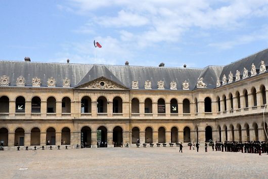 La cour d'honneur des Invalides est reconnue comme un chef d'œuvre architectural.
