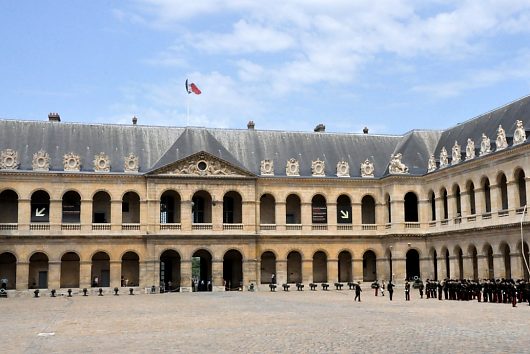 La cour d'honneur des Invalides est reconnue comme un chef d'œuvre architectural. La cour d'honneur des Invalides est reconnue comme un chef d'œuvre architectural.
