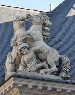 Sculpture sur les toits de la cour d'honneur des Invalides