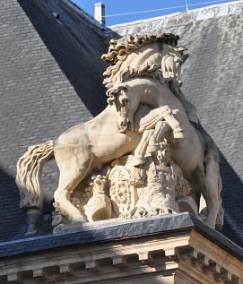 Sculpture sur les toits de la cour d'honneur des Invalides