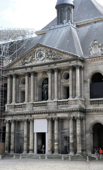 La façade en avantplan de l'église La façade en avantplan de l'église