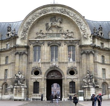 La célèbre façade de l'entrée de l'Hôtel des Invalides