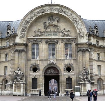 La célèbre façade de l'entrée de l'Hôtel des Invalides La célèbre façade de l'entrée de l'Hôtel des Invalides