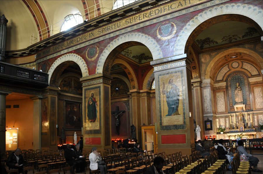 Le bas-côté gauche du côté de l'entrée de l'église