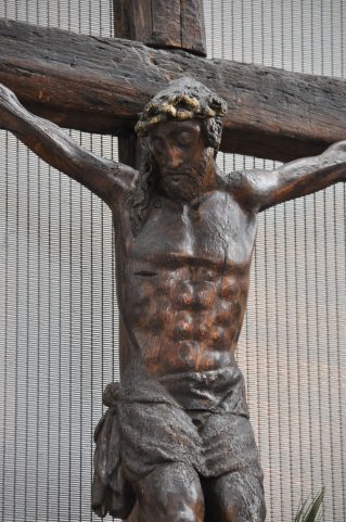 Le Christ en croix dans le choeur