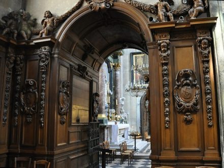 Boiserie dans les bas-côtés