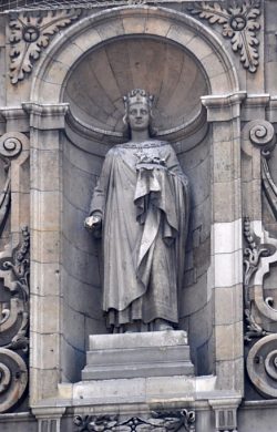 Statue de saint Louis sur la façade