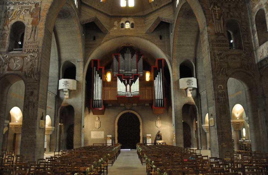 La nef et l'orgue de tribune vus du chœur