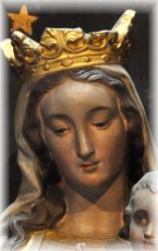 Statue de la Vierge à l'Enfant dans le croisillon droit du transept