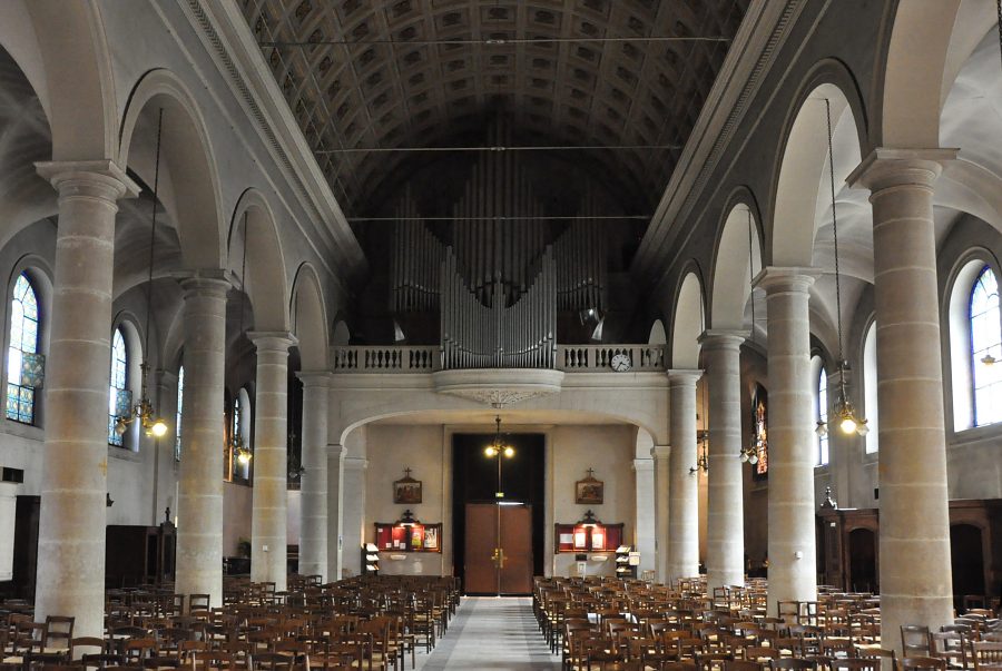 La nef et l'orgue de tribune vus du chœur