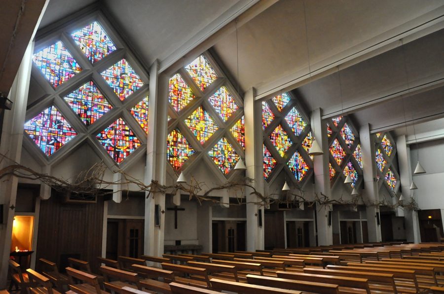 La chapelle de messe, sa grande verrière et son Chemin de croix