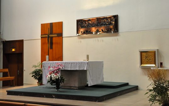 L'autel de la chapelle de messe est dominé par une sculpture sur bois de la Cène