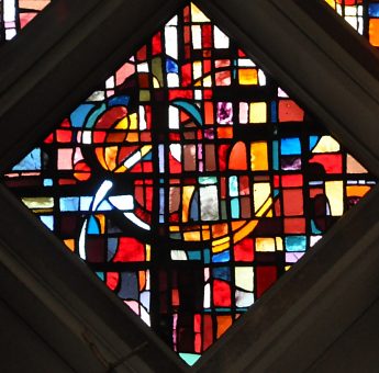 Vitrail de la grande verrière dans la chapelle de messe