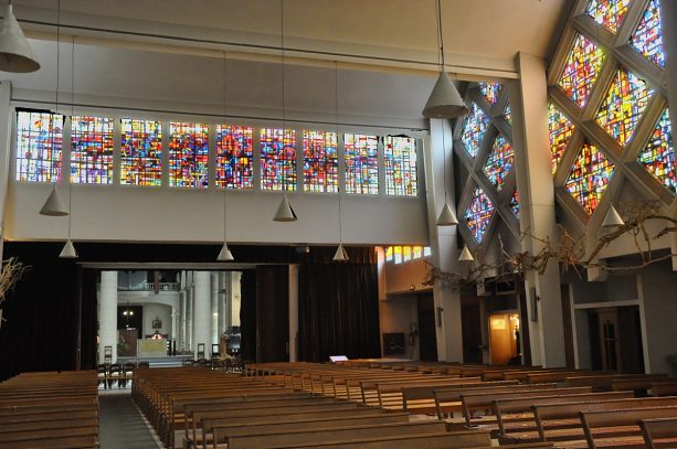 La chapelle de messe et la verrière du fronton vues depuis l'autel