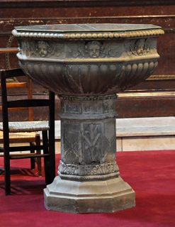 Cuve baptismale ornée de têtes de chérubins