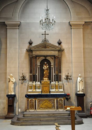 L'autel de la chapelle-Saint Joseph est entouré