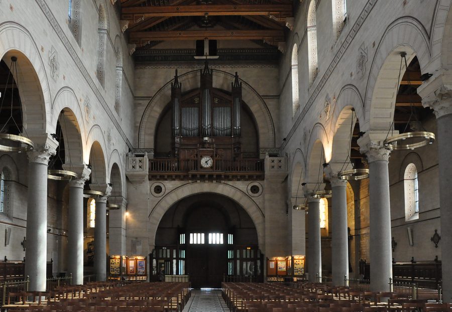 La nef et l'orgue de tribune vus du chœur