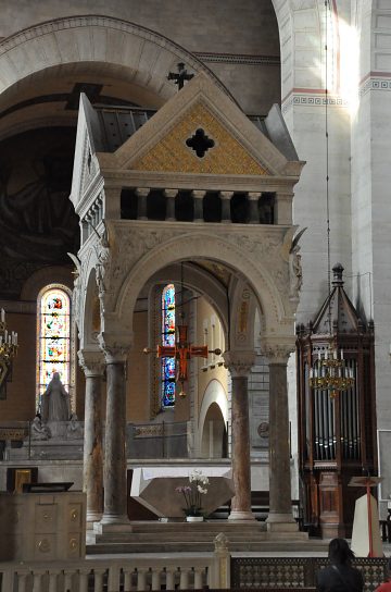 Le ciborium et les anges aux quatre extrémités