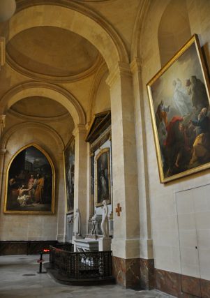 Bas-côté gauche avec sa chapelle Saint-Dominique