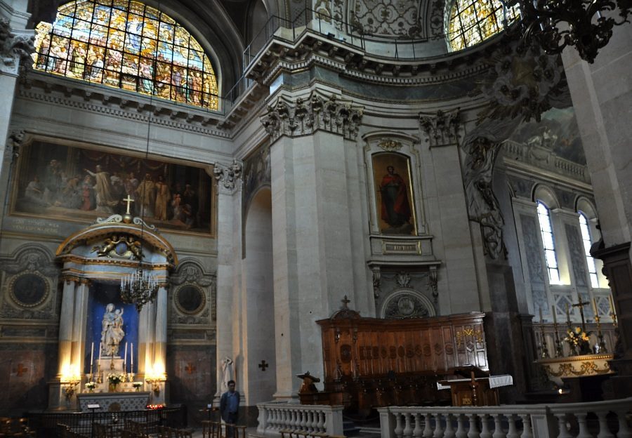 La croisée du transept avec l'autel de la Vierge et une partie du chœur