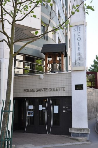 L'entrée de l'église place Francis Poulenc