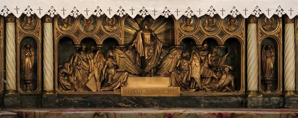 Le soubassement du maître–autel est enrichi d'un bas–relief de la Résurrection en bronže (XIXe siècle)
