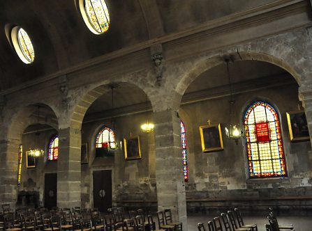 Le bas-côté gauche et ses verrières Le bas-côté gauche et ses verrières