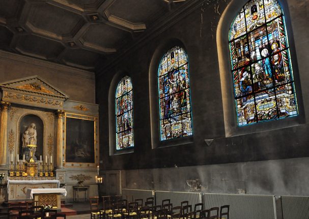 La chapelle de la Vierge et sa série de vitraux historiés La chapelle de la Vierge et sa série de vitraux historiés