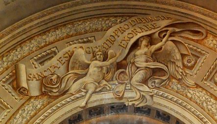 Deux anges peints dans le fronton du décor