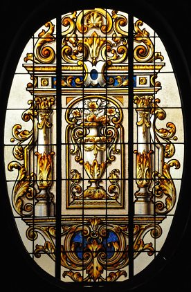 Exemple de vitrail rocaille dans les oculi de la voûte Exemple de vitrail rocaille dans les oculi de la voûte