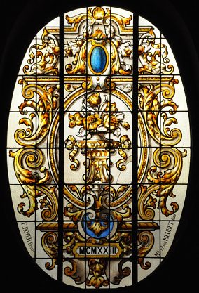 Exemple de vitrail rocaille dans les oculi de la voûte Exemple de vitrail rocaille dans les oculi de la voûte