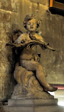 Statue d'un ange tenant un lys Statue d'un ange tenant un lys