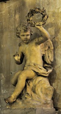 Statue d'un ange tenant une couronne de lauriers dans la nef Statue d'un ange tenant une couronne de lauriers dans la nef