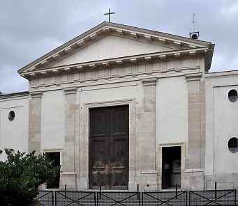 Façade latérale avec le bas–relief de son tympan