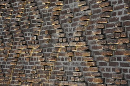 Couvrement losangé du mur par la brique (ici, entre deux chapelles latérales)