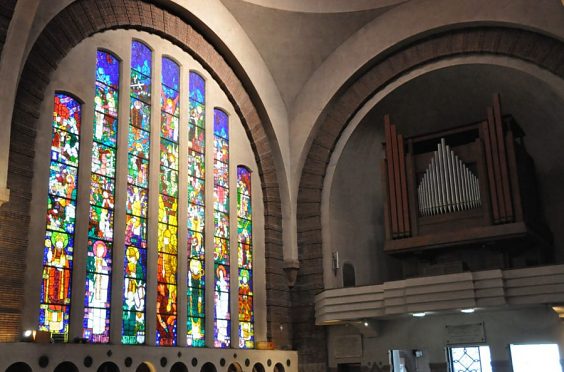 L'orgue de tribune et le vitrail de saint Michel