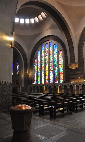 La nef vue depuis les fonts baptismaux