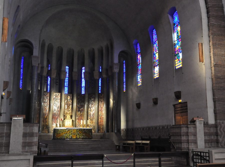 Vue d'ensemble du chœur de Sainte-Odile et du retable en émail  sur cuivre repoussé de Robert Barriot