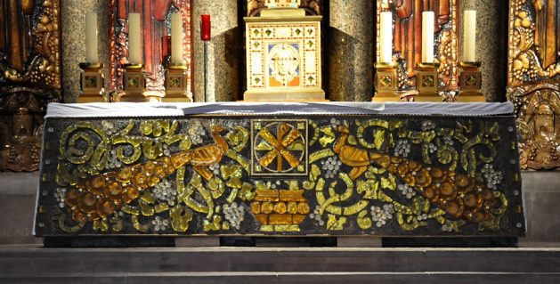 Le maître–autel d'Auguste Labouret et ses dalles de verre éclatées au marteau