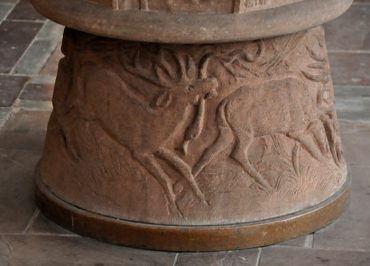 La Ronde des cerfs sur le socle des fonts baptismaux de Gérard  Ambroselli