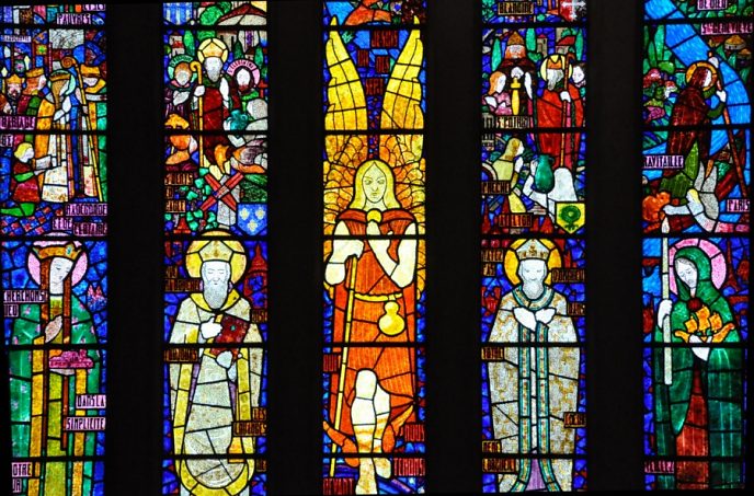 Partie centrale du vitrail de l'archange Raphaël