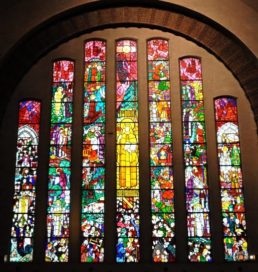 Le vitrail central illustre des épisodes de la vie, en grande partie  légendaire, de sainte Odile.