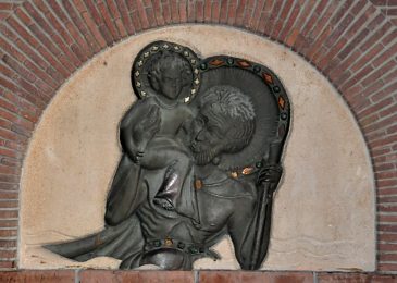 Bas-relief de saint Christophe portant l'Enfant Jésus dans le  narthex